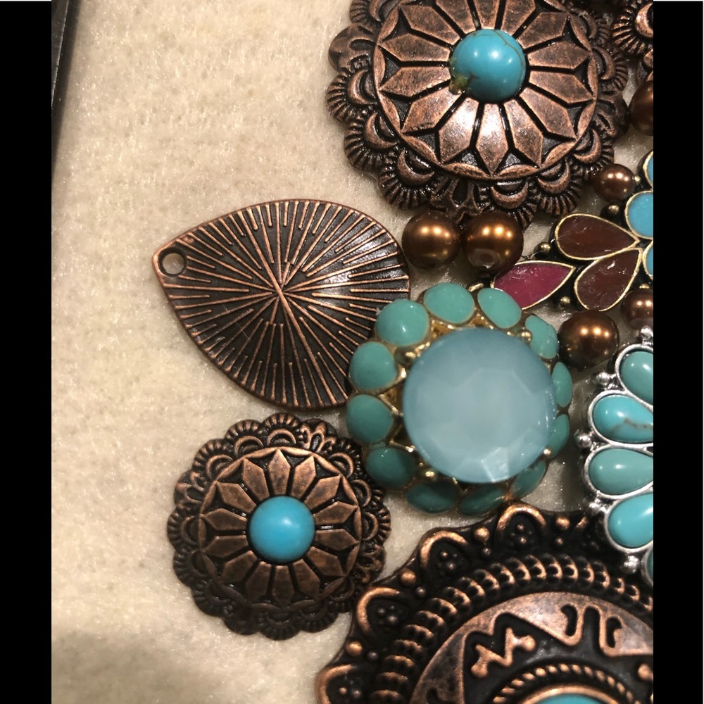 FRAMED JEWELRY ART COLLAGE IN VINTAGE FILIGREE FRAME HANDMADE UNIQUE OOAK ๐ - Picture 4 of 14